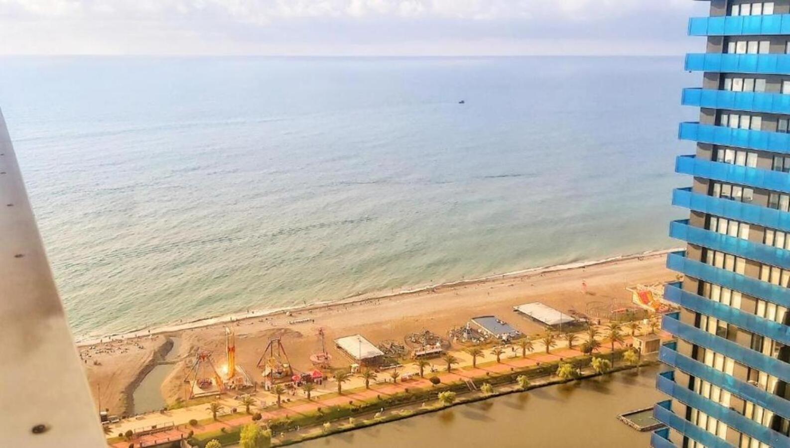 Appartamento Holiday In Orbi Batumi Esterno foto