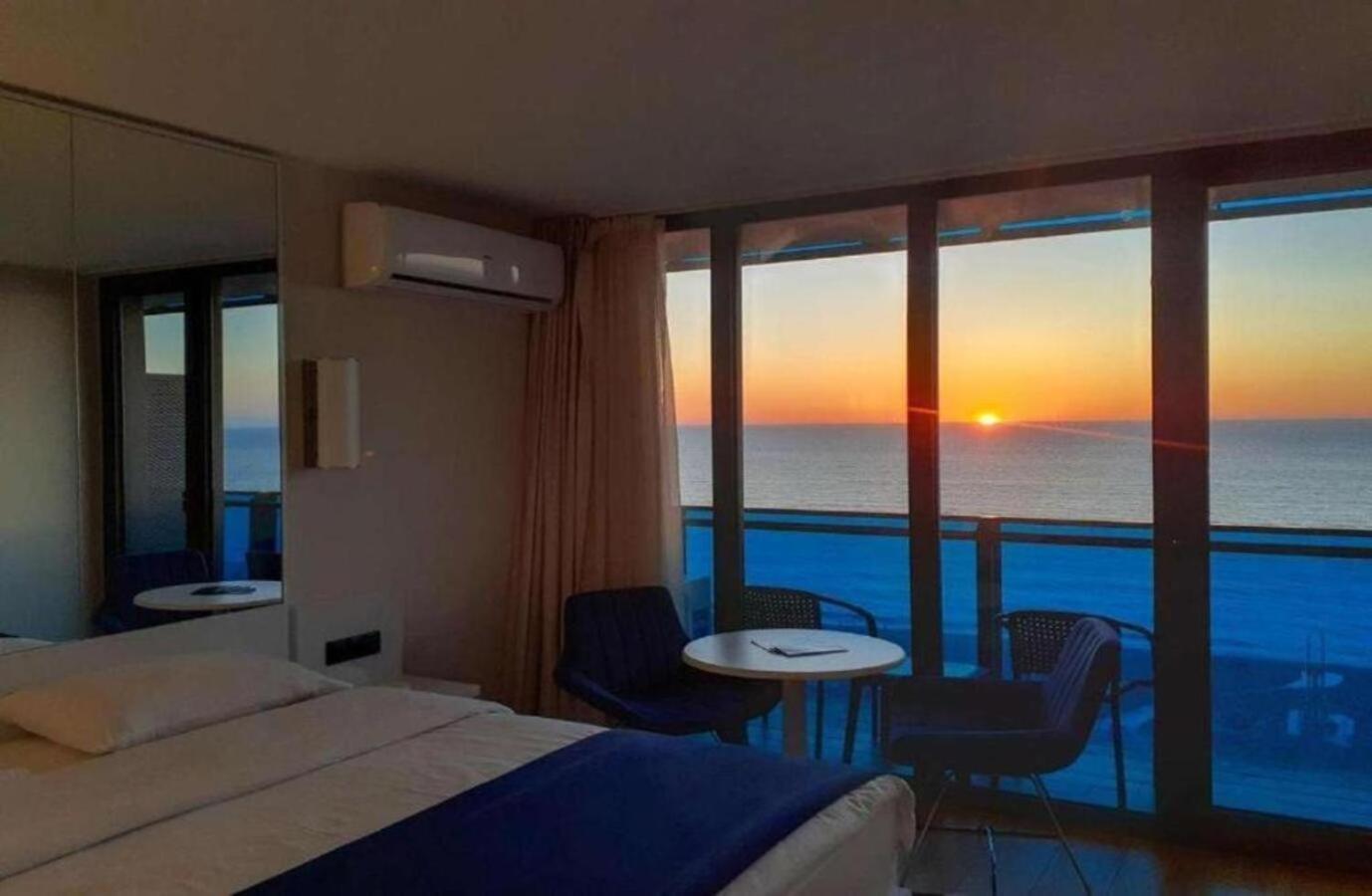 Appartamento Holiday In Orbi Batumi Esterno foto