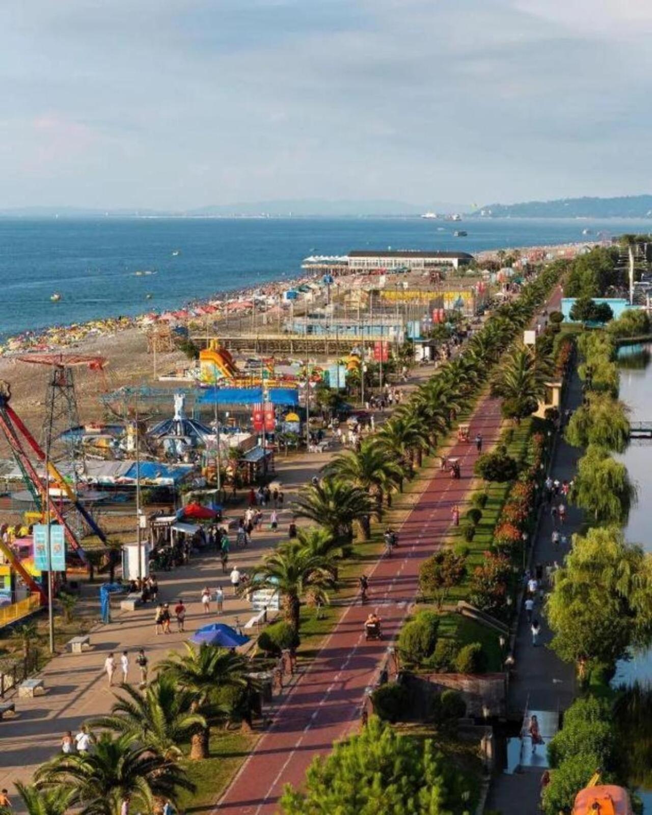 Appartamento Holiday In Orbi Batumi Esterno foto